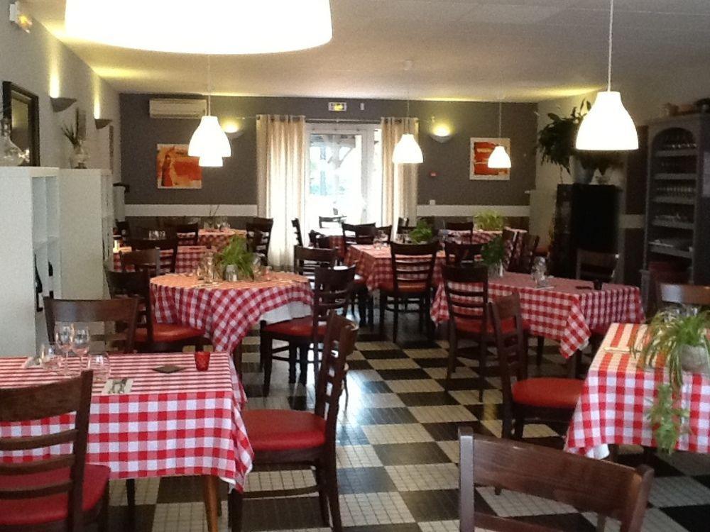Hotel Restaurant Du Commerce Estang Exteriör bild