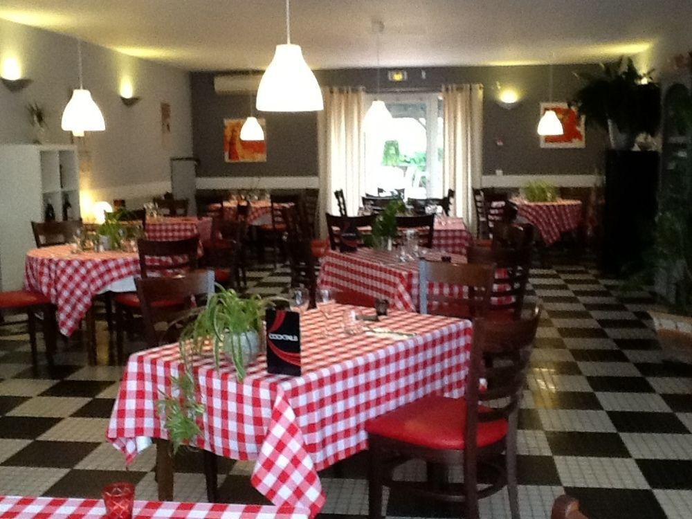 Hotel Restaurant Du Commerce Estang Exteriör bild