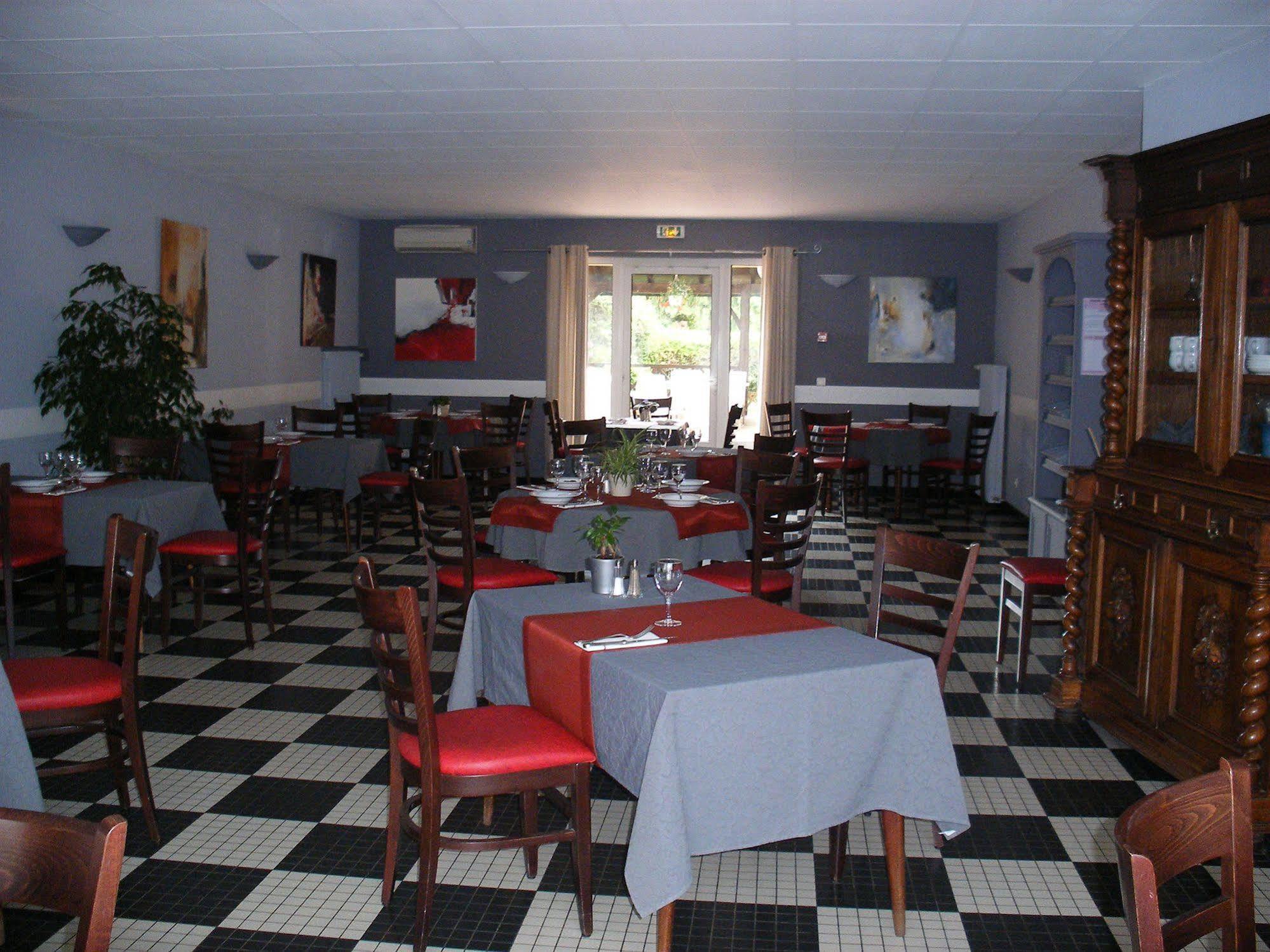 Hotel Restaurant Du Commerce Estang Exteriör bild