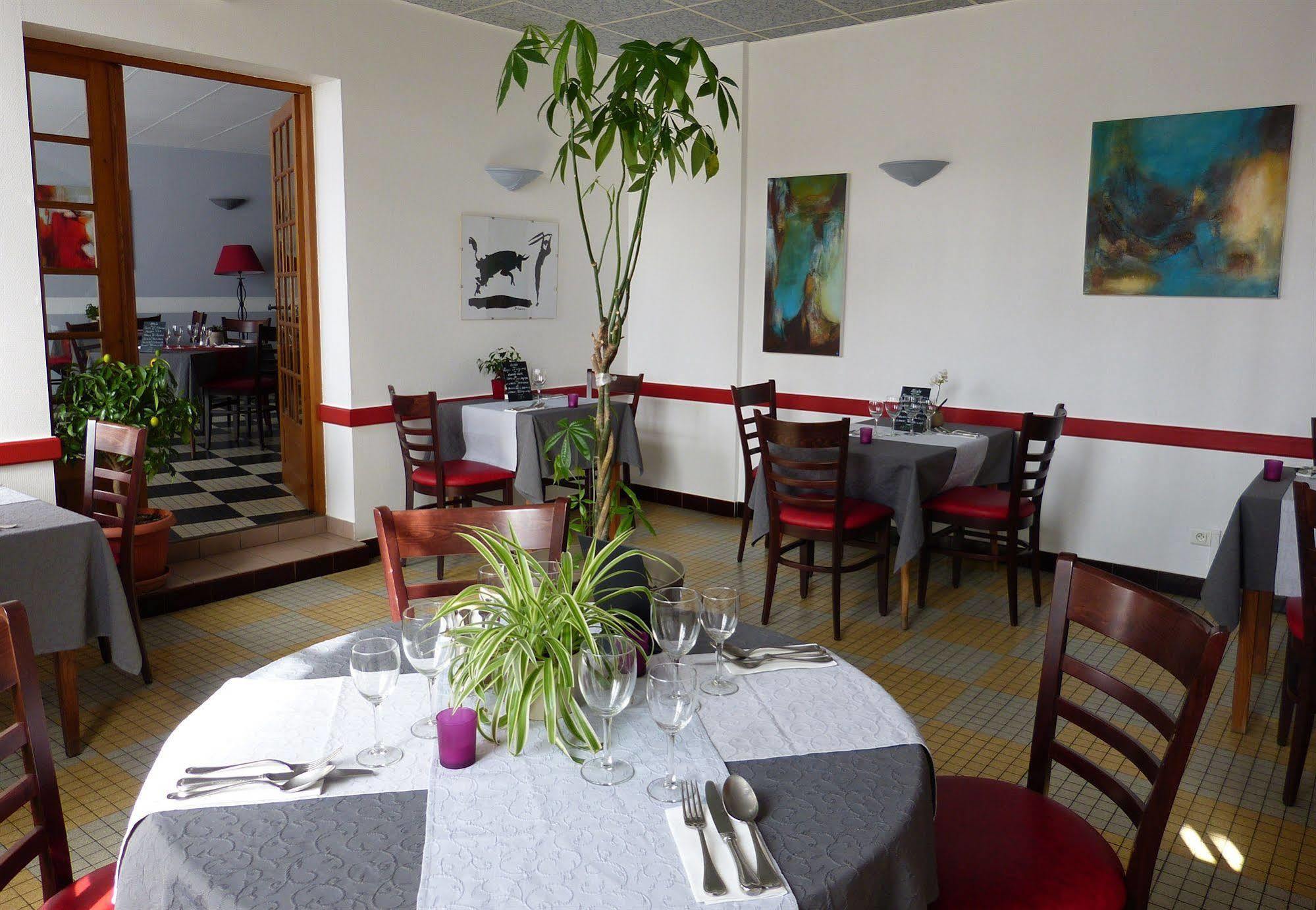 Hotel Restaurant Du Commerce Estang Exteriör bild