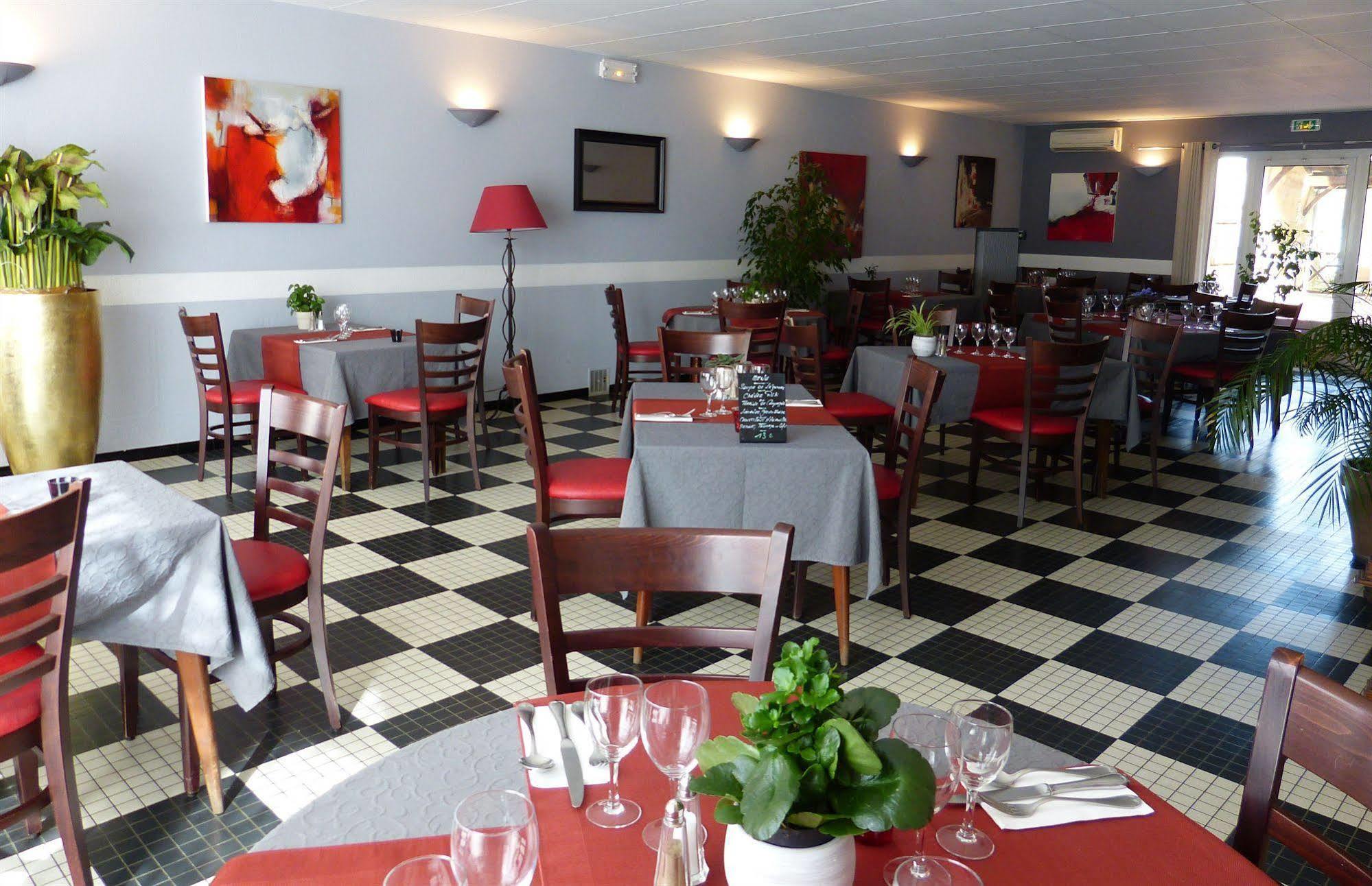 Hotel Restaurant Du Commerce Estang Exteriör bild