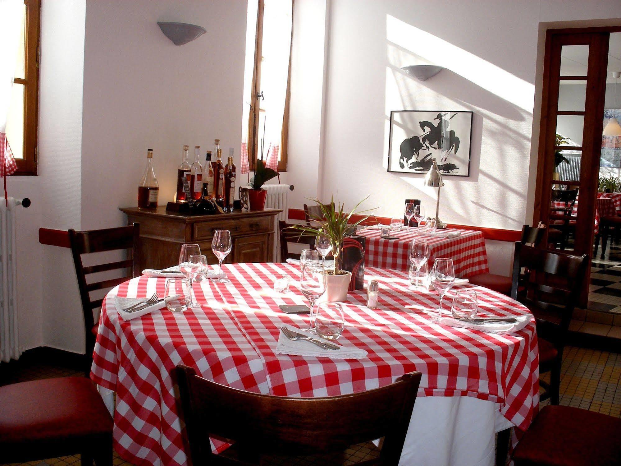Hotel Restaurant Du Commerce Estang Exteriör bild