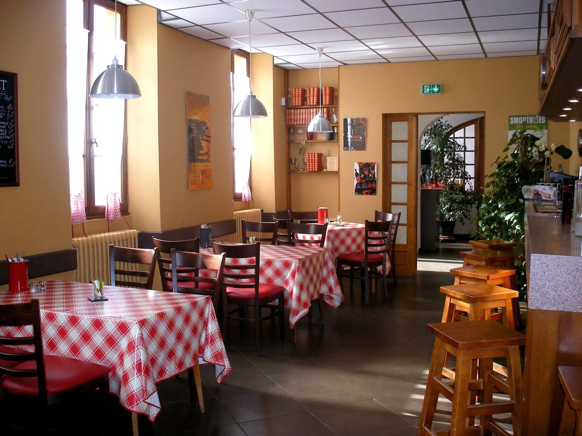Hotel Restaurant Du Commerce Estang Exteriör bild