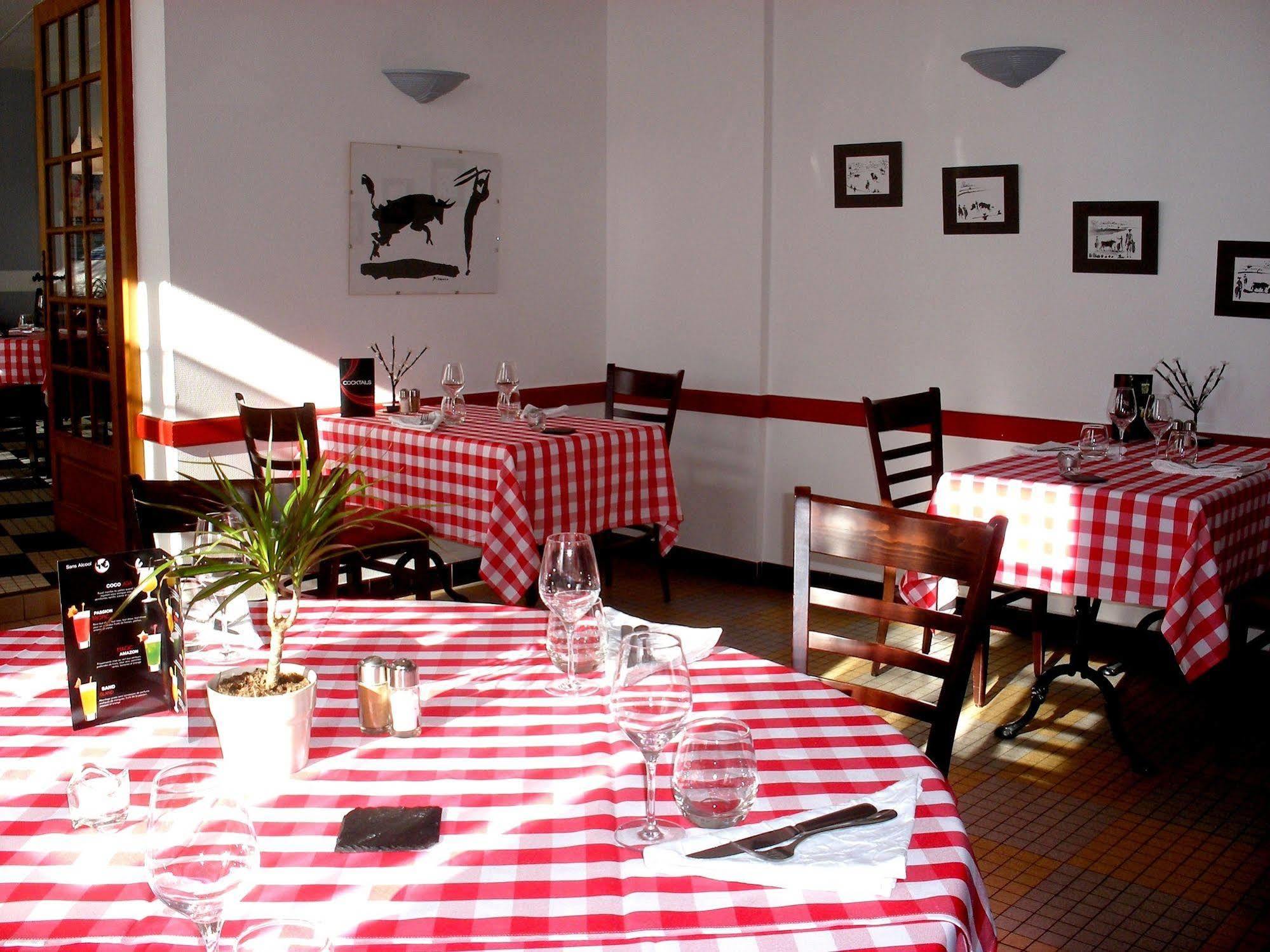 Hotel Restaurant Du Commerce Estang Exteriör bild