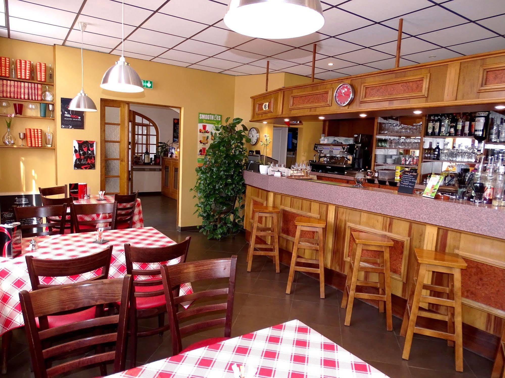 Hotel Restaurant Du Commerce Estang Exteriör bild
