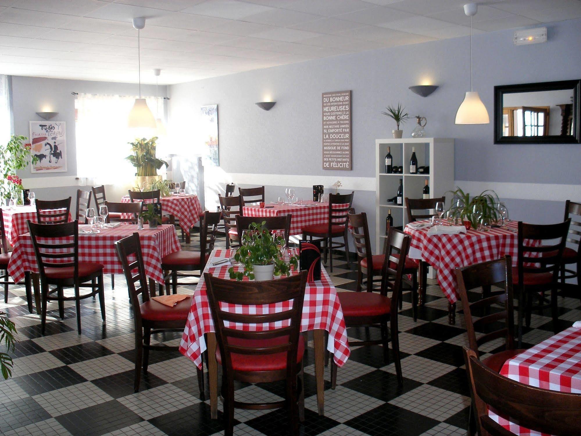 Hotel Restaurant Du Commerce Estang Exteriör bild