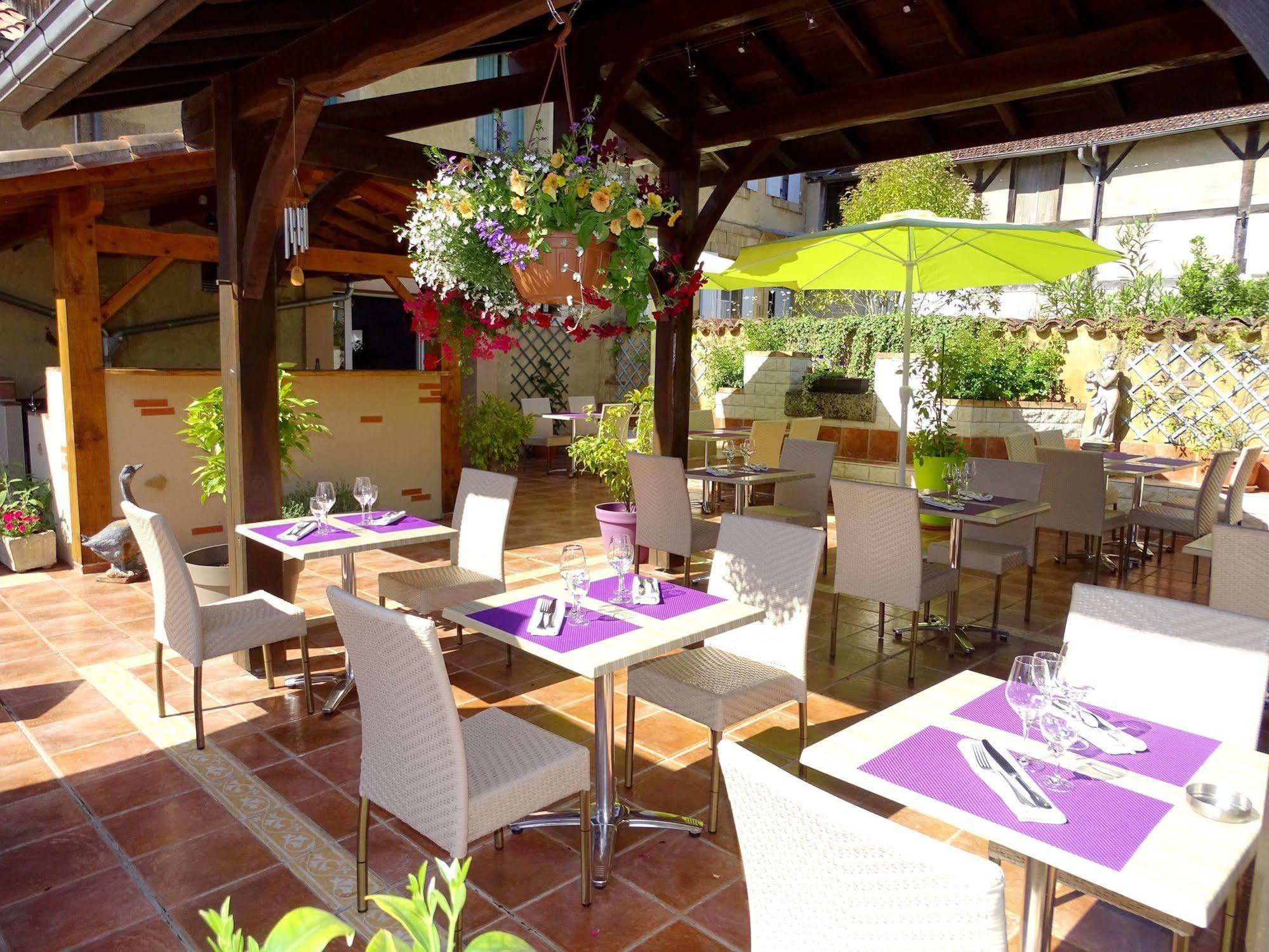 Hotel Restaurant Du Commerce Estang Exteriör bild